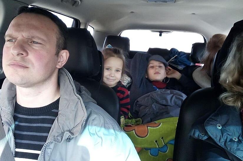 Roman Konovalov ist mit seiner Frau Marina und den drei Kindern im Auto aus der umkämpften ukrainischen Stadt Mariupol geflüchtet.
