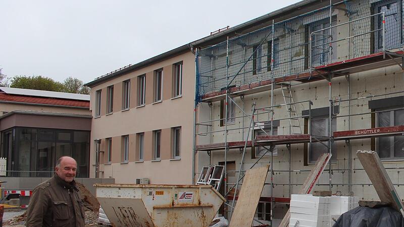 Das Südwest-Dach des Uehlfelder Rathauses bildet den nächsten Baustein hin zu einer klimafreundlichen Gemeinde, erklärt Bürgermeister Werner Stöcker.