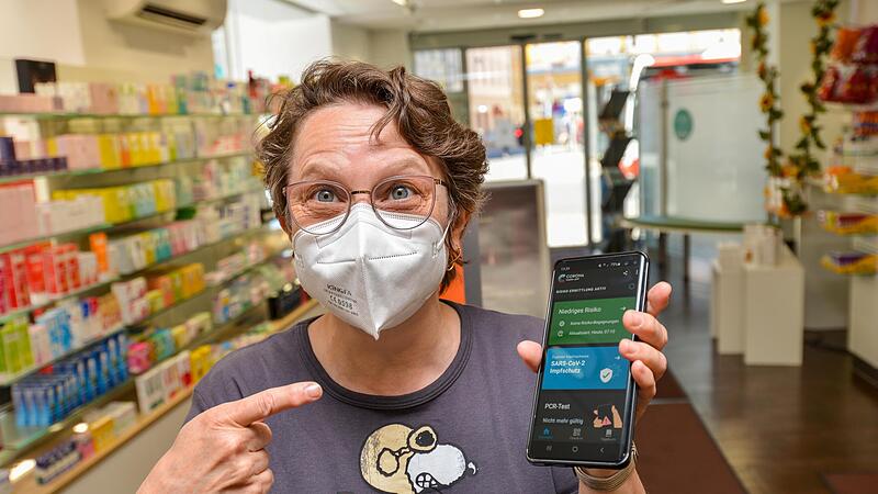 Birgit Schmitt-Pitterle freut sich &uuml;ber ihren digitalen Nachweis.