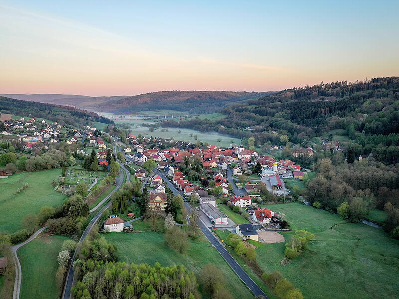Die Marktgemeinde Zeitlofs in Unterfranken aus der Luft.