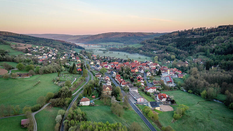 Die Marktgemeinde Zeitlofs in Unterfranken aus der Luft.
