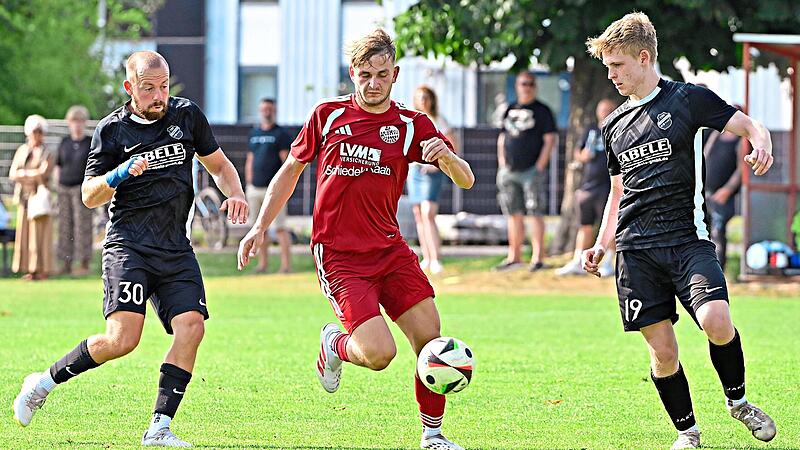 Die Schammelsdorfer Jonas Hümmer (links) und Maximilian Tomasiak (rechts) nehmen einen Spieler des TSV Meeder in die Zange.Hagen Lehmann Die Schammelsdorfer Jonas Hümmer (links) und Maximilian Tomasiak (rechts) nehmen einen Spieler des TSV Meeder in die Zange.Hagen Lehmann