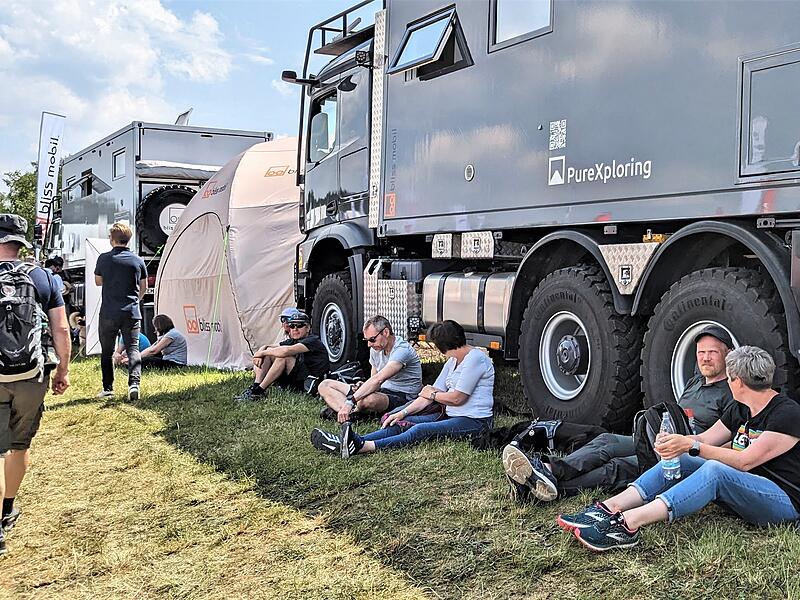 Die riesigen Trucks boten Schutz vor der Sonne.