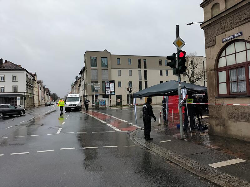 Lastwagen übersieht Radfahrerin: 63-Jährige bei Verkehrsunfall verstorbenTödlicher Unfall Radfahrerin Lkw Hallstadter Straße Bamberg 22022024 Lastwagen übersieht Radfahrerin: 63-Jährige bei Verkehrsunfall auf Hallstadter Straße in Bamberg verstorben - der Unfall ereignete sich vormittags am 22. Februar 2024.