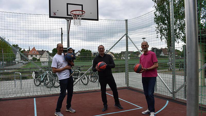 Christian Prophet, B&uuml;rgermeister Martin Walz und Martin Mehl probieren den neuen Basketballplatz in Neunkirchen am Brand aus.