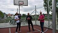 Christian Prophet, B&uuml;rgermeister Martin Walz und Martin Mehl probieren den neuen Basketballplatz in Neunkirchen am Brand aus.