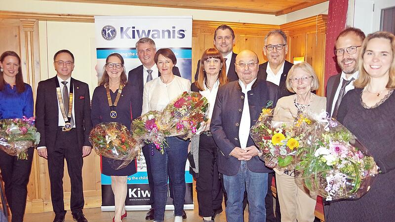 Amtswechsel beim Kiwanis-Club Kronach-Frankenwald: Wolfgang Riedel (Zweiter von links) folgt Thomas Luger (Vierter von links) als Präsident nach. Mit im Bild die Ehefrauen, die Mitglieder der Vorstands sowie Annegret Pachner aus Kulmbach, Governor des Kiwanis-Distrikts Deutschland (Dritte von links)