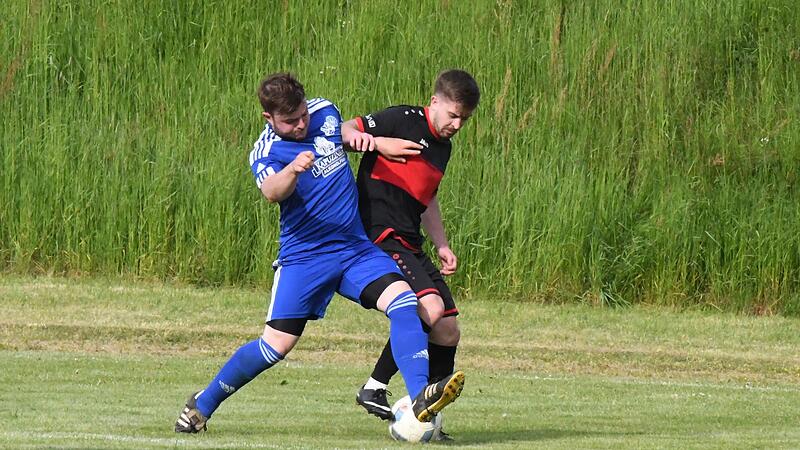 Pascal Heckelmann (links) von der SG Waldfenster/Lauter hatte einen schweren Stand gegen Markus Mjalov von der SG Hammelburg/Fuchsstadt II, der zwei Tore markierte beim 7:1-Ausw&auml;rtserfolg.