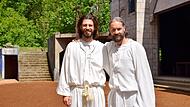 Zwei Freunde und zwei Jesus-Spieler sind bei den Sömmersdorfer Passionsspielen Tobias Garbe (links), der zum ersten Mal die Hauptrolle spielt, und Tobias Selzam (rechts), der sie zum dritten Mal bekommen hat. Zwei Freunde und zwei Jesus-Spieler sind bei den Sömmersdorfer Passionsspielen Tobias Garbe (links), der zum ersten Mal die Hauptrolle spielt, und Tobias Selzam (rechts), der sie zum dritten Mal bekommen hat.
