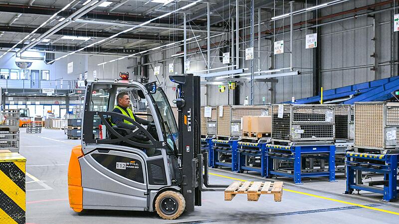 Im Logistikbereich der ZF-Ersatzteilsparte Aftermarket haben sich Betriebsrat und Standortleitung auf die Sicherung von 300 Arbeitsplätzen in Schweinfurt geeinigt. Das Bild zeigt einen Staplerfahrer in der Verpackungshalle am Hochregallager. Im Logistikbereich der ZF-Ersatzteilsparte Aftermarket haben sich Betriebsrat und Standortleitung auf die Sicherung von 300 Arbeitsplätzen in Schweinfurt geeinigt. Das Bild zeigt einen Staplerfahrer in der Verpackungshalle am Hochregallager.