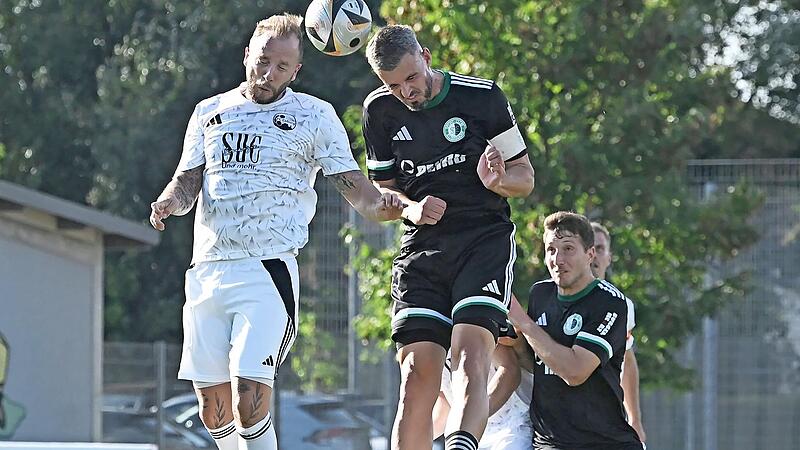 Der Coburger Domenic Lauerbach im Kopfballzweikampf mit dem Eltersdorfer Kapit&auml;n Maximilian G&ouml;bhardt - hier im Hinspiel. Die Mittelfranken gingen als Sieger vom Platz.