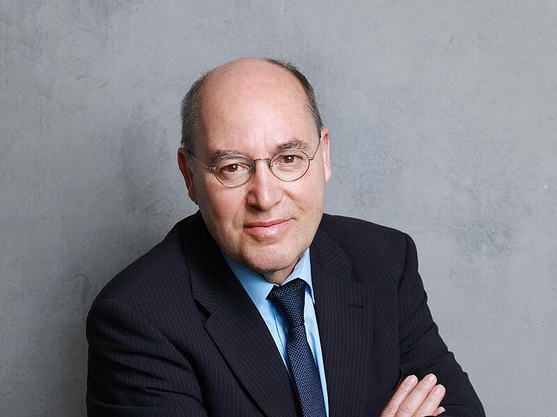 Mit Witz und einer großen Portion Selbstironie gewährt Gregor Gysi einen Blick hinter die Kulissen der Politik. Mit Witz und einer großen Portion Selbstironie gewährt Gregor Gysi einen Blick hinter die Kulissen der Politik.