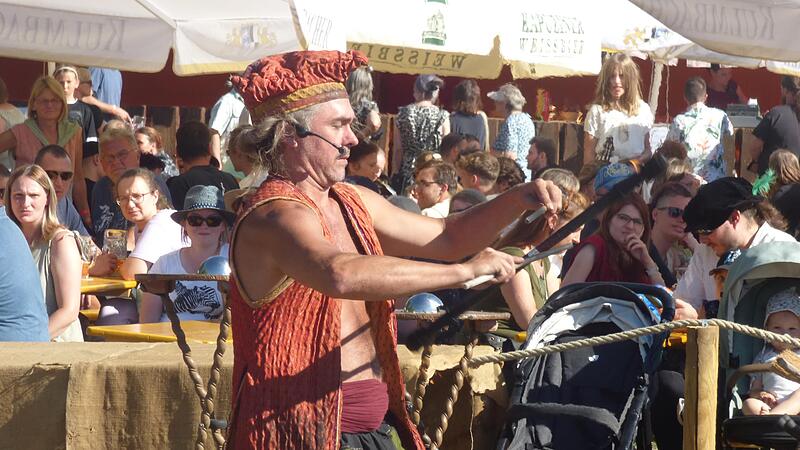 Ein K&uuml;nstler auf dem Mittelaltermarkt auf Burg Rabenstein: Oscar, der Gaukler, begeistert immer wieder das Publikum, vor allem die Kinder mit seiner Gauklerei.Forchheim & Fr&auml;nkische Schweiz