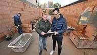 Projektleiter Markus Grasser (rechts) und Bauleiter Johannes Spath k&uuml;mmern sich auch vor Ort auf der Baustelle um den reibungslosen Ablauf des Postler-Neubauprojektes im Sylvanerweg in Gaustadt.