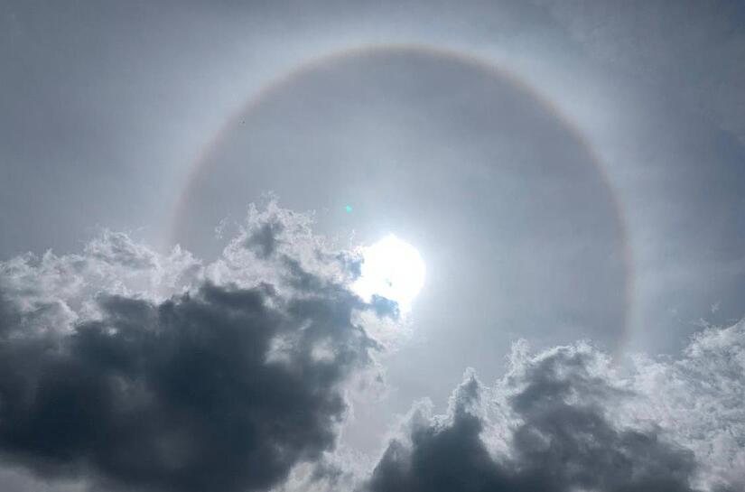 Hochreichende Schleierwolken und Saharastaub bieten oftmals faszinierende optische Ph&auml;nomene durch Lichtbrechung der Sonnenstrahlen in allen Regenbogenfarben.Forchheim & Fr&auml;nkische Schweiz