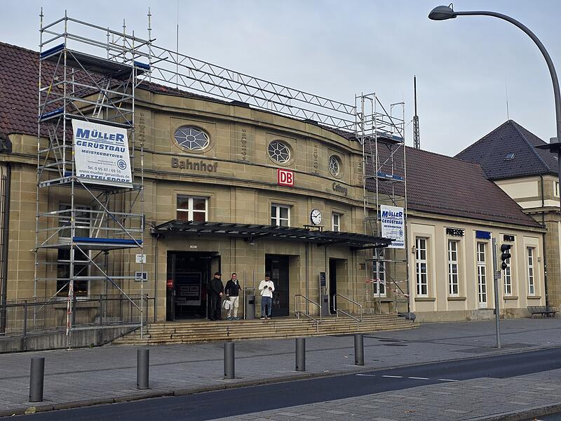 Das Gerüst an der Fassade des Bahnhofs dient als Zugang zu dem Raum, der über der Empfangshalle liegt. Dort werden die Sanierungsarbeiten durchgeführt.