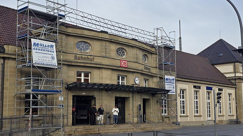 Sanierung Bahnhof Empfangshalle Coburg Das Gerüst an der Fassade des Bahnhofs dient als Zugang zu dem Raum, der über der Empfangshalle liegt. Dort werden die Sanierungsarbeiten durchgeführt.