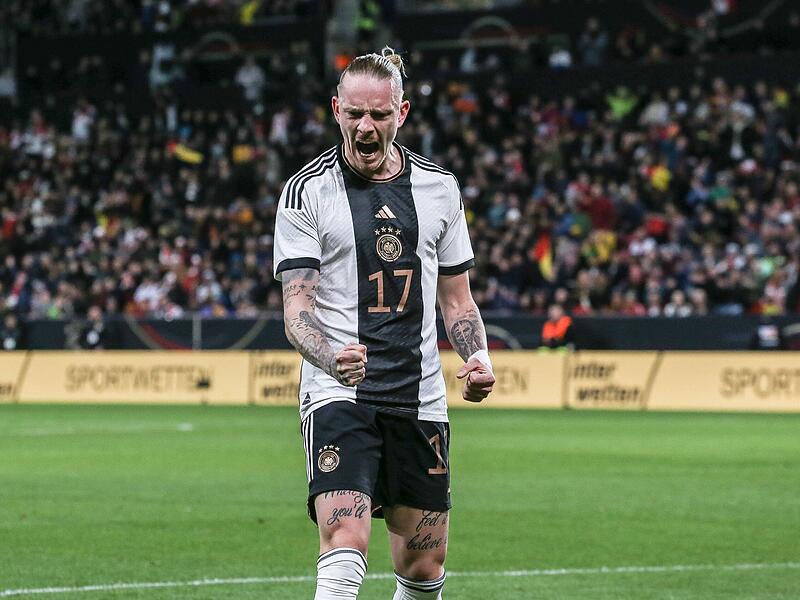 Bei der WM 2022 in Katar lief Deutschland in einem Trikot mit einem breiten schwarzen L&auml;ngsstreifen auf. Marius Wolf aus Einberg (Landkreis Coburg) trug das Jersey sp&auml;ter dann auch in der EM-Qualifikation.