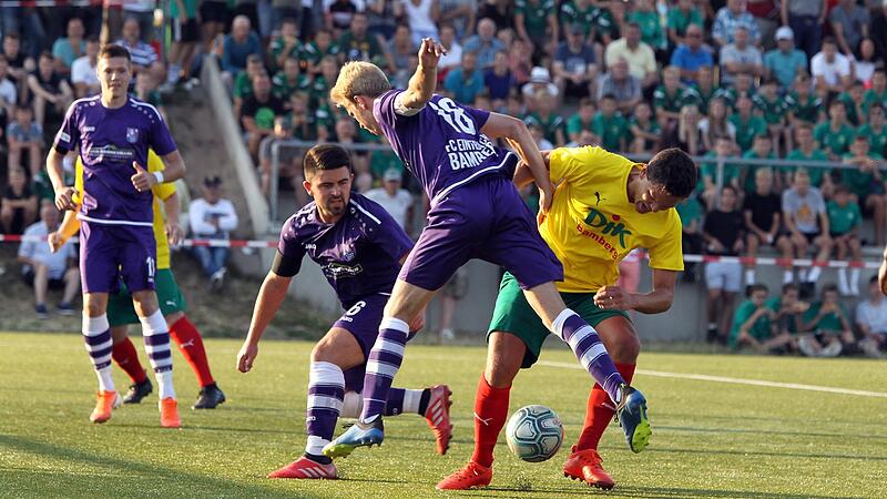 Die DJK Don Bosco Bamberg  um Johannes Rosiwal  (rechts) trifft in der zweiten Runde des Toto-Pokals auf den FC Eintracht Bamberg mit Simon Kollmer und Marc Reischmann (Mitte). Doch zum Stadtderby wird es nicht kommen.