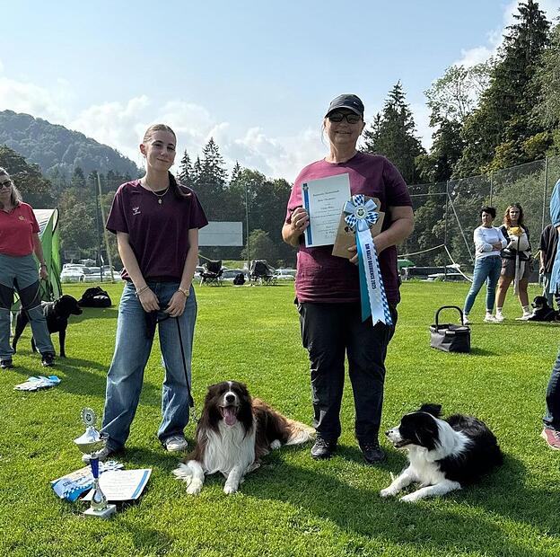 Großer Erfolg für den GSV Bad Kissingen bei der Deutschen Meisterschaft im Rally Obedience in Fürstenfeldbruck: Julia Wehner (links) wurde mit Fox Deutsche Jugend-Vizemeisterin, Ulrike Höhn (rechts) erreichte ein „Sehr gut“ in Klasse 3.