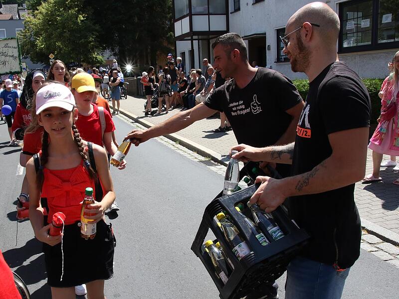 Helfer verteilten Getränke in der Hitze.