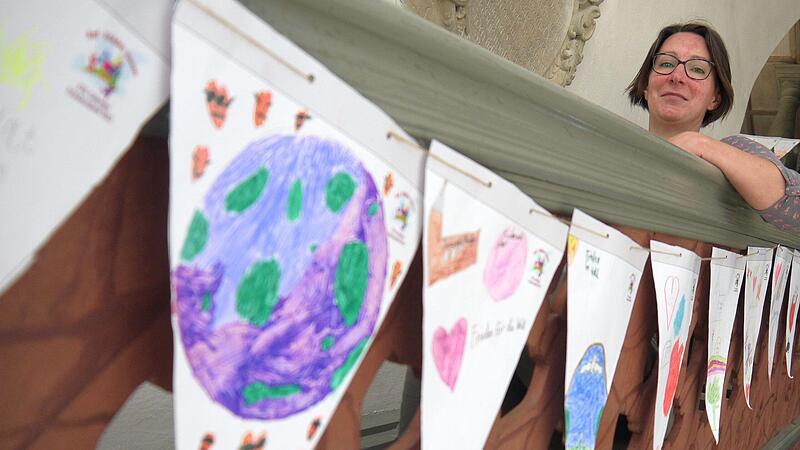 Pfarrerin Krisztina Kollei freut sich auf ihr erstes gro&szlig;es Friedensfest in Meeder. Die Wimpelaktion im Vorfeld war schon mal ein voller Erfolg.