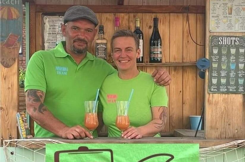 Gut gelaunt und voller Vorfreude: Das neue Wirts-Duo der &bdquo;Ponderosa&ldquo; in der selbst gezimmerten Schnapsbar: Halil Schmitt (links) und Nicole Schmidt