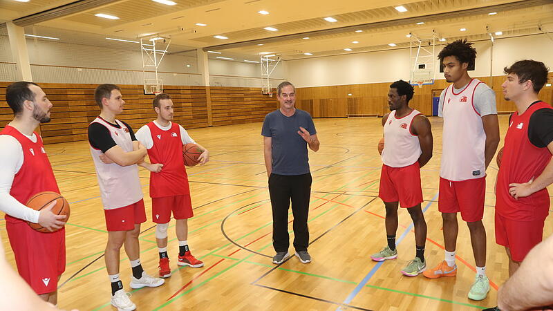 Stephan Harlander (Mitte) soll als neuer Headcoach des TTL Basketball Bamberg die Wende zum Guten schaffen: Am Mittwochabend leitete &bdquo;Harli&ldquo; die zweite Trainingseinheit in der &bdquo;Blauen&ldquo;.
