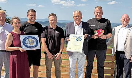 Freuen sich &uuml;ber die Auszeichnung des Wittelsbacher Turms (v. l.): Matthias Klement, Heidi Christ, Lukas Englert, Dominik H&uuml;llmantel, Stefan Funk, Florian Erhard, Thomas Dauenhauer.