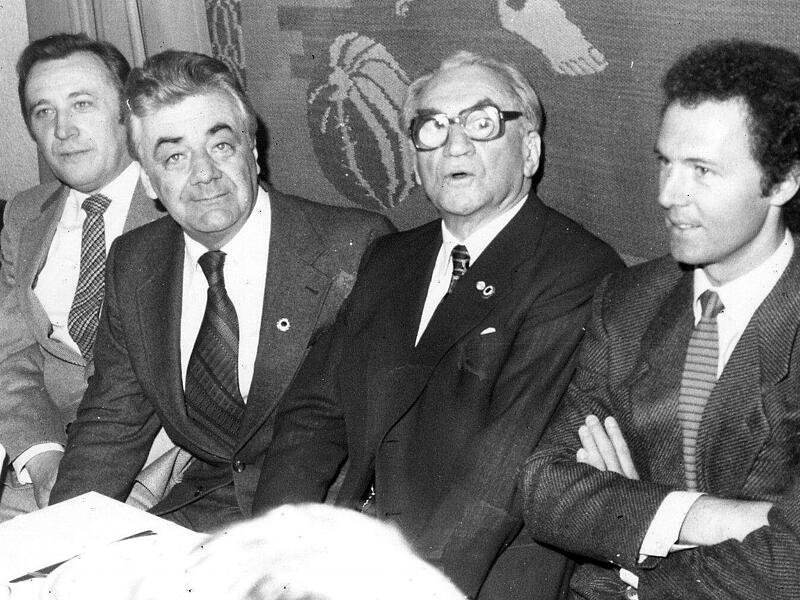 Manfred Jenke und Franz Beckenbauer Franz Beckenbauer (rechts) 1979 in Coburg - mit im Bild, von links: Manfred Jenke (damals AH-Vorsitzender des VfB Coburg), Hubertus Schneider (damals Präsident des VfB Coburg) sowie VfB-Mäzen Dr. Eugen Stocke.