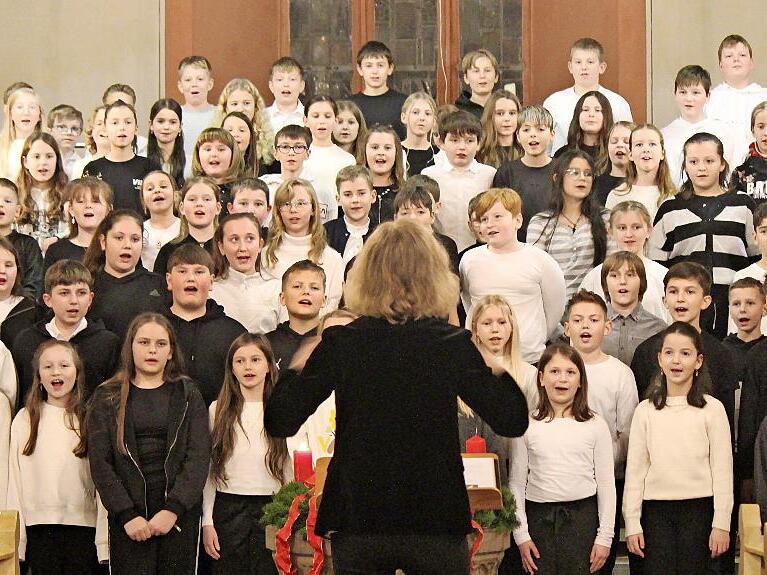 S&auml;mtliche Ch&ouml;re der Realschule Neustadt stehen unter der Leitung von Cornelia Heckendorff.