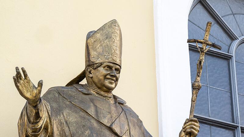 Statue von ehemaligem Papst Benedikt XVI. Statue von ehemaligem Papst Benedikt XVI.