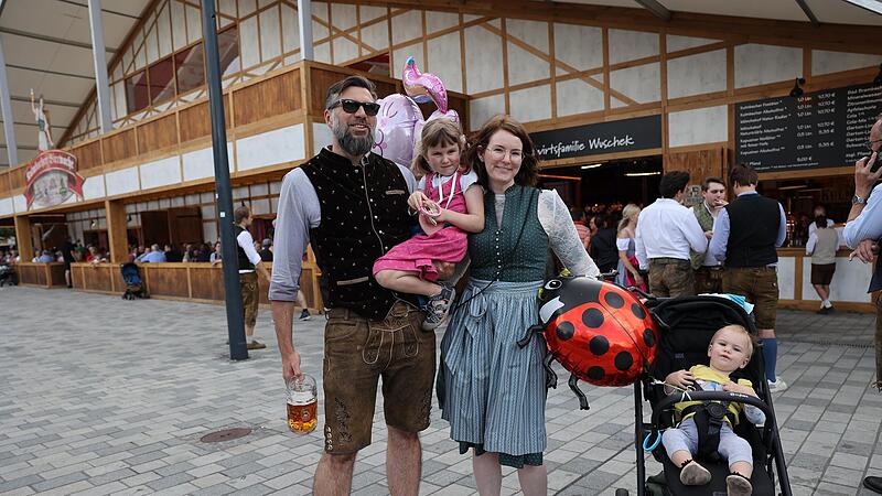 Tobias (43), Fritzi (4), Rike (33) und Josef (1) dürfen sich über fünf Biermarken freuen – sie hatten als Familie die schönste Tracht.
