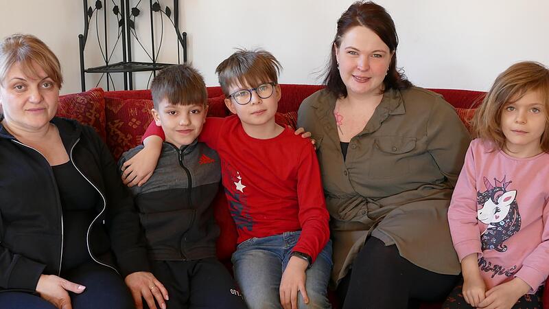 Die aus der Ukraine geflohene Iryna (links) und ihr Sohn Igor sind dankbar, dass die Familie Tendies sie aufgenommen hat. Max und seine Schwester Ronja freuen sich mit ihrer Mutter Tamara &uuml;ber einen neuen Spielkameraden.