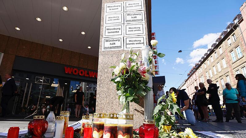 Ein Jahr nach der t&ouml;dlichen Messerattacke eines wohl psychisch kranken Mannes auf ihm unbekannte Menschen in W&uuml;rzburg haben B&uuml;rger der Mainstadt  an die Opfer erinnert.