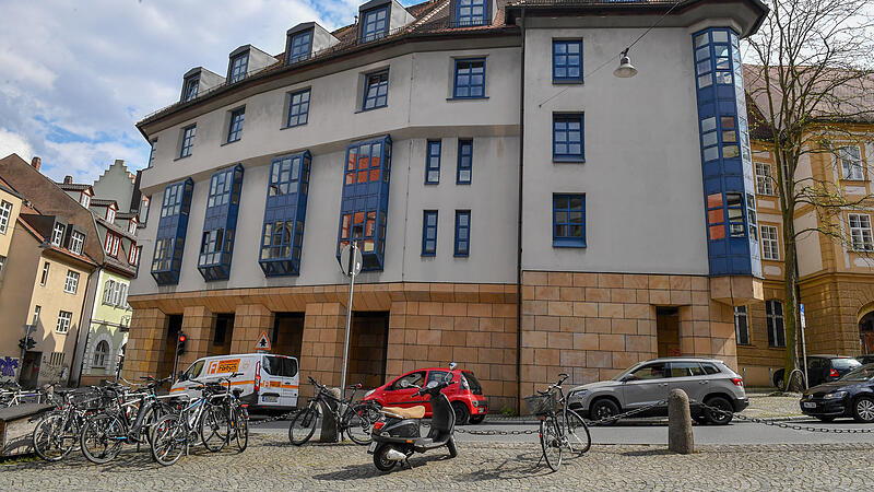 Das Haus Romanischer Turm am Pfahlpl&auml;tzchen: Studentenwohnheim mit &bdquo;nachgeahmten Pseudo-St&uuml;tz-Erkern&ldquo;