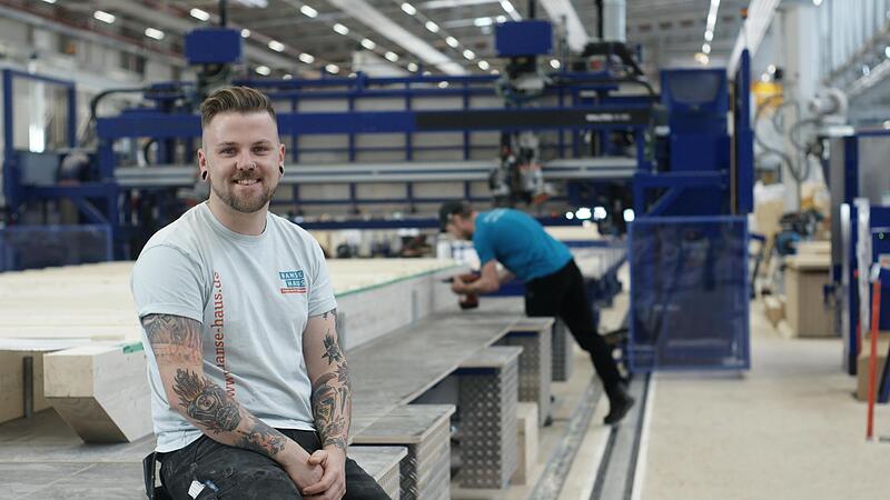 Jason Rowe arbeitet im Werk 4 an der &bdquo;Weinmann&ldquo;-Maschine, die Balken, Grobspanplatten und andere Materialien zu Deckenelementen f&uuml;r Fertigh&auml;user zusammenf&uuml;gt. Die neue Produktionslinie bietet einige Erleichterungen gegen&uuml;ber fr&uuml;her.