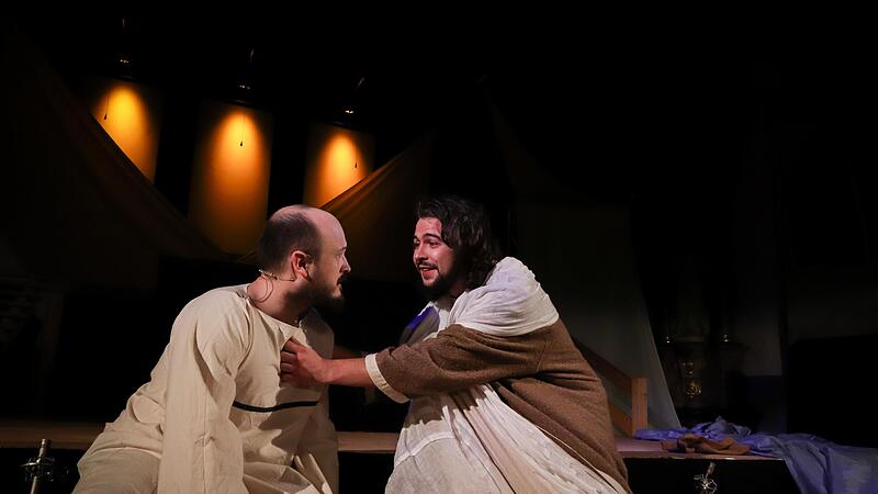 Eindrucksvoll wird bei den Passionsspielen in Salmünster der Leidensweg Jesu nachgespielt. Eindrucksvoll wird bei den Passionsspielen in Salmünster der Leidensweg Jesu nachgespielt.