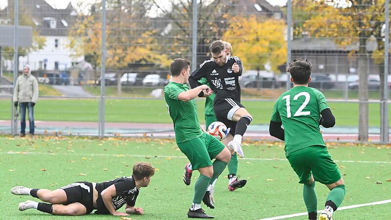 Fehler wie in der zweiten Halbzeit gegen  Neukenroth müsse seine Mannschaft unbedingt vermeiden, sagt Lars Teuchert, der Trainer des FC Coburg II, vor dem Spiel gegen Staffelstein.