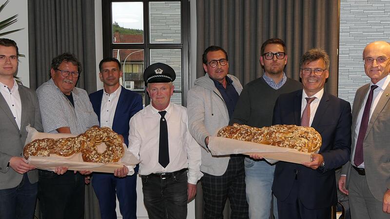 Den symbolischen Schl&uuml;ssel des Architekturb&uuml;ros Pollach gab&rsquo;s als Nusszopf sogar in zweifacher Ausfertigung (von links): Architekt Tobias Hensel (B&uuml;ro Pollach), Dieter D&uuml;mmler (F&ouml;rderverein), Florian Schmitt (ALE), J&uuml;rgen &bdquo;K&uuml;ck&ldquo; Oppelt (Hausverwal...