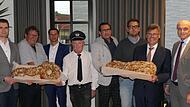 Den symbolischen Schlüssel des Architekturbüros Pollach gab’s als Nusszopf sogar in zweifacher Ausfertigung (von links): Architekt Tobias Hensel (Büro Pollach), Dieter Dümmler (Förderverein), Florian Schmitt (ALE), Jürgen „Kück“ Oppelt (Hausverwal...