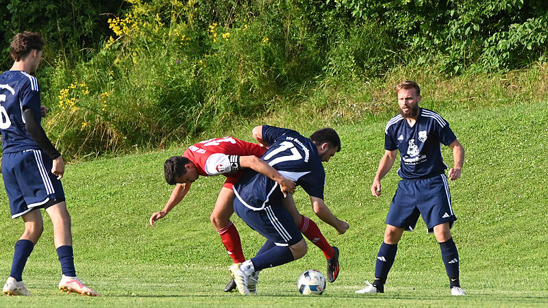 Der TSV Gestungshausen (blaue Trikots) gewinnt das Pokal-Viertelfinale gegen den TSV Meeder.