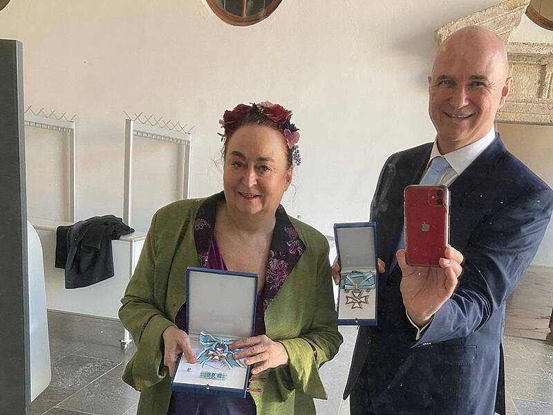 Lizzy Aumeier und Wolfgang Krebs Lizzy Aumeier, die kürzlich verstorbenen Kabarettistin, und Wolfgang Krebs waren nicht nur Kollegen, sondern Freunde. Krebs wurde mit Aumeier zusammen im März 2022 mit dem Bayerischen Verdienstorden ausgezeichnet. Mitte Oktober hielt Wolfgang Krebs zur Trauerfeier anlässlich ihres Tods eine Rede - "das ist mir sehr schwer gefallen", sagt er.