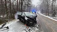 Fahranfänger zu schnell auf schneebedeckter Fahrbahn: Zwei Personen bei Zusammenstoß schwer verletzt Fahranfänger zu schnell auf schneebedeckter Fahrbahn: Zwei Personen bei Zusammenstoß schwer verletzt