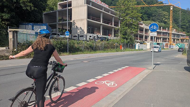 In der Blaich endet der Radweg abrupt, Radfahrer müssen auf den Radweg auf der anderen Straßenseite wechseln. In der Blaich endet der Radweg abrupt, Radfahrer müssen auf den Radweg auf der anderen Straßenseite wechseln.