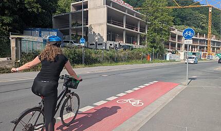 In der Blaich endet der Radweg abrupt, Radfahrer müssen auf den Radweg auf der anderen Straßenseite wechseln. In der Blaich endet der Radweg abrupt, Radfahrer müssen auf den Radweg auf der anderen Straßenseite wechseln.