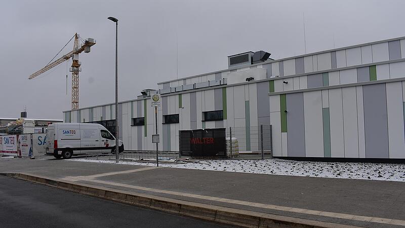 Dem neuen Hallenbad in Gräfenberg wird punktuell der Boden entzogen, um das Ausmaß des Schadens eruieren zu können.Forchheim & Fränkische Schweiz Dem neuen Hallenbad in Gräfenberg wird punktuell der Boden entzogen, um das Ausmaß des Schadens eruieren zu können.Forchheim & Fränkische Schweiz