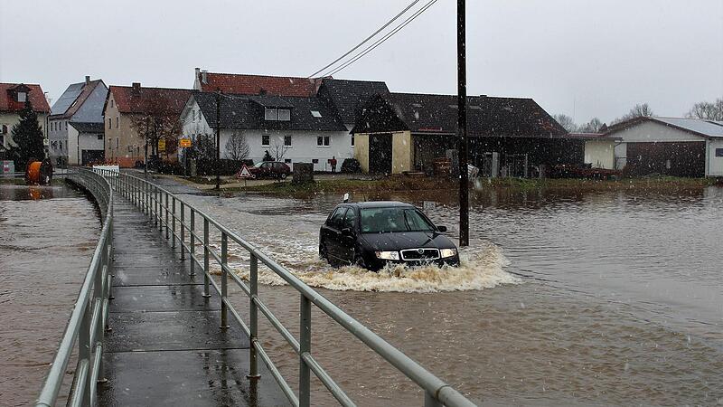 Mutig! Die Kreisstra&szlig;e zwischen Wind und Sambach war wegen  Hochwassers gesperrt.