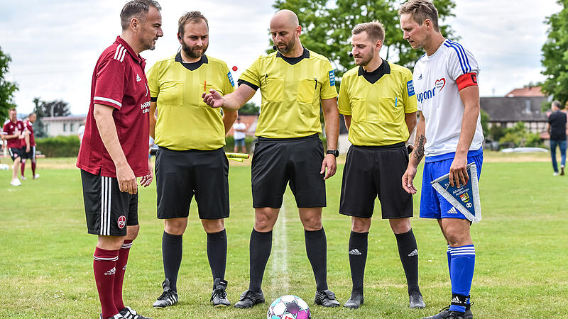 Christian Wetz (Mitte) hat als Schiedsrichter nach wie vor viel Spa&szlig; und steht pro Saison etwa 50 Mal auf dem Feld. Der Gruppenobmann pfeift selbst bis zur Bezirksliga und assistiert bis zur der Bayernliga.