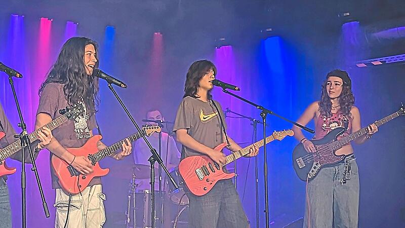 Die junge Erlanger Band Half Step Down er&ouml;ffnete das Fachwerk-Festival &ndash; und &uuml;berzeugte am Ende auch das Publikum. Barbara Hollfelder